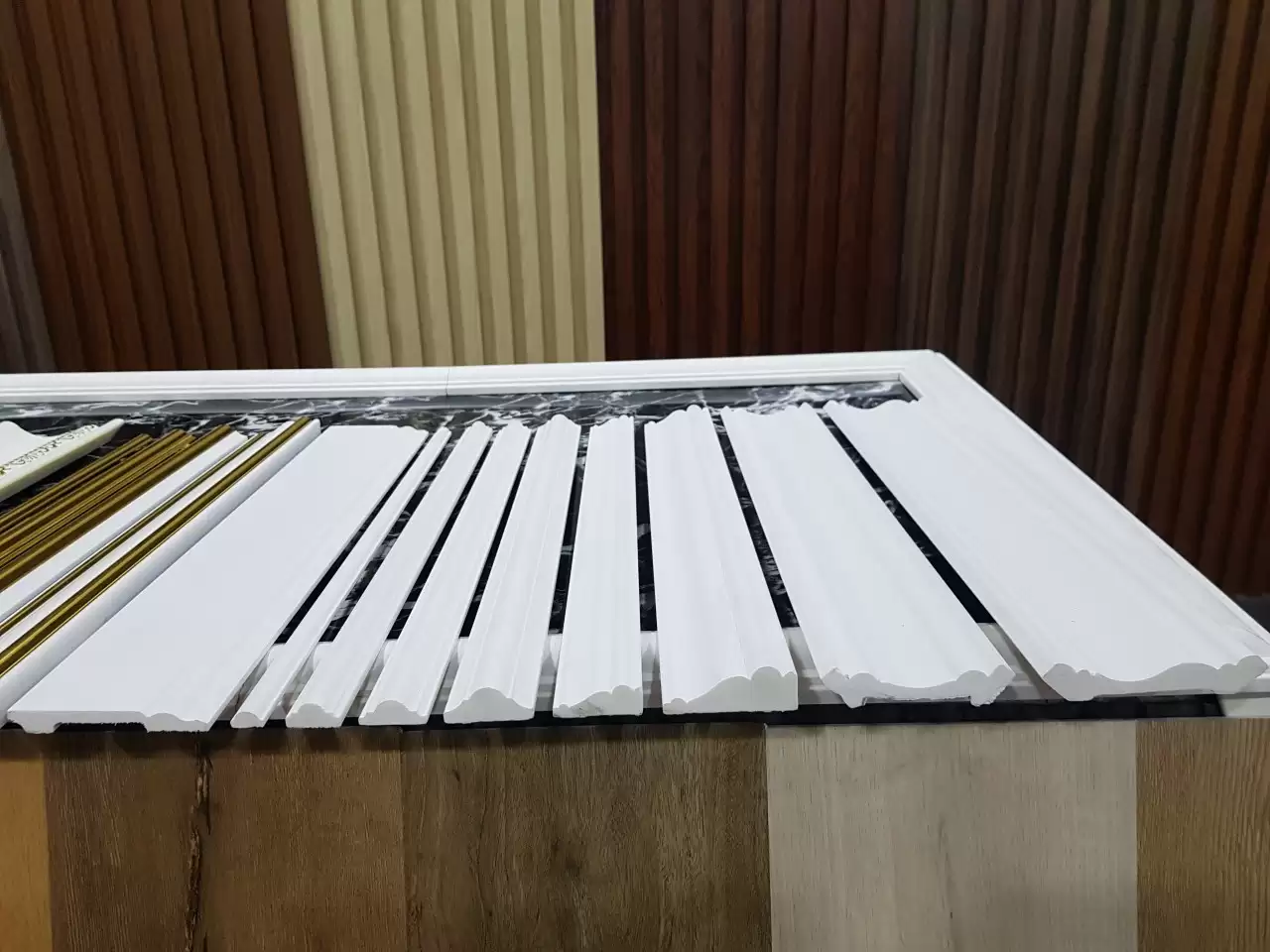 Phào chỉ lưng tường