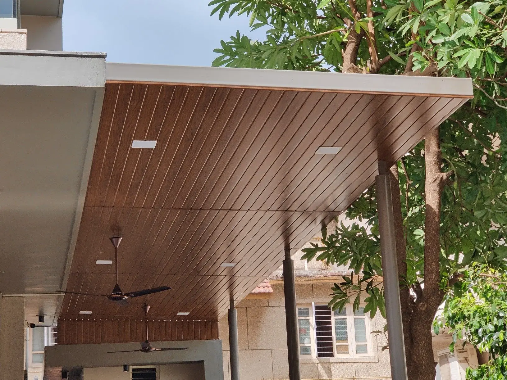 La phông nhựa giả gỗ mang đến giải pháp trần nhà thẩm mỹ, tiết kiệm và bền trong nhiều năm sử dụng
